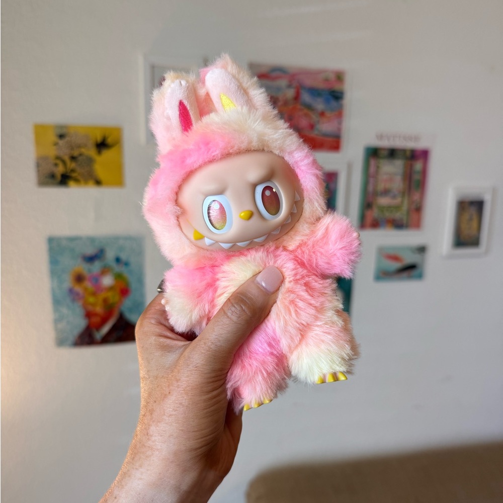 Labubu - NEW IN BOX Big Into Energy Loyalty (pink and yellow)
